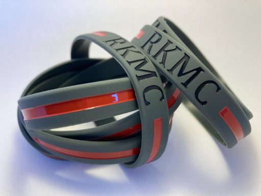 Armband Armband aus Grummi mit RKMC Logo und rotem Streifen, Grundfarbe anthrazit